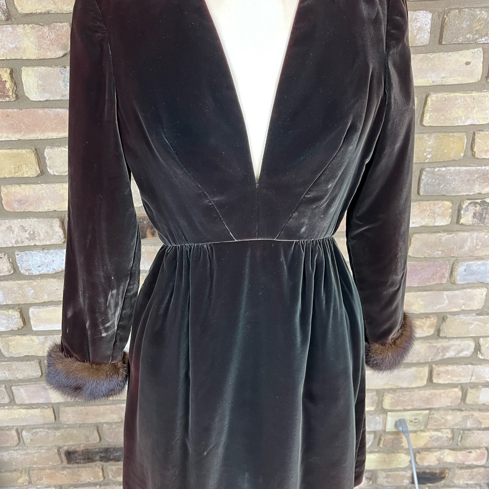 VINTAGE 1960's green brown velvet dress with fur trimmed cuffs - Picture 6 of 11